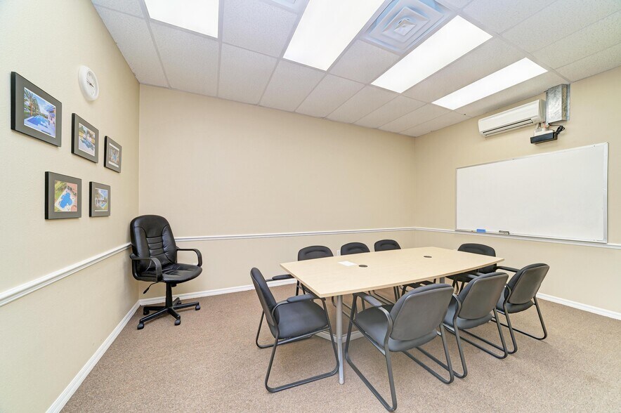 More Photos Of 2555 Porter Lake Dr, Sarasota Light Manufacturing For Sale