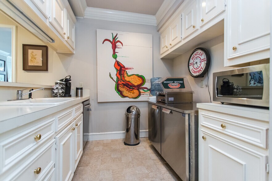 More Photos Of 4821 Broadway St, Addison Office For Sale