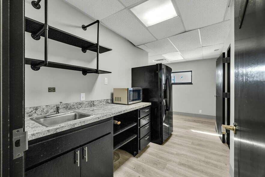 More Photos Of 400 N Mission St, Sapulpa Bank For Sale