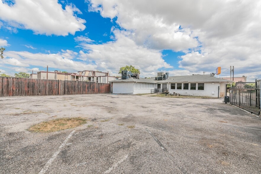 More Photos Of 2823 Kendale Dr, Dallas Medical For Sale
