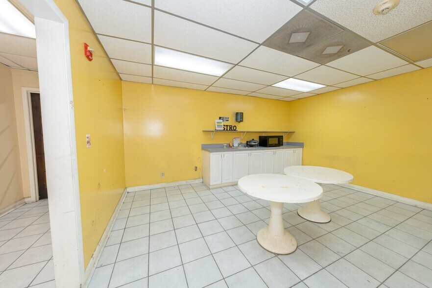 More Photos Of 18770 NE 6th Ave, Miami Refrigeration Cold Storage For Lease