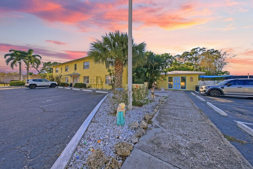 More Photos Of 2309 Manatee Ave W, Bradenton Apartments For Sale