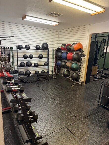 More Photos Of 705 Live Oak St, Tarpon Springs Warehouse For Lease