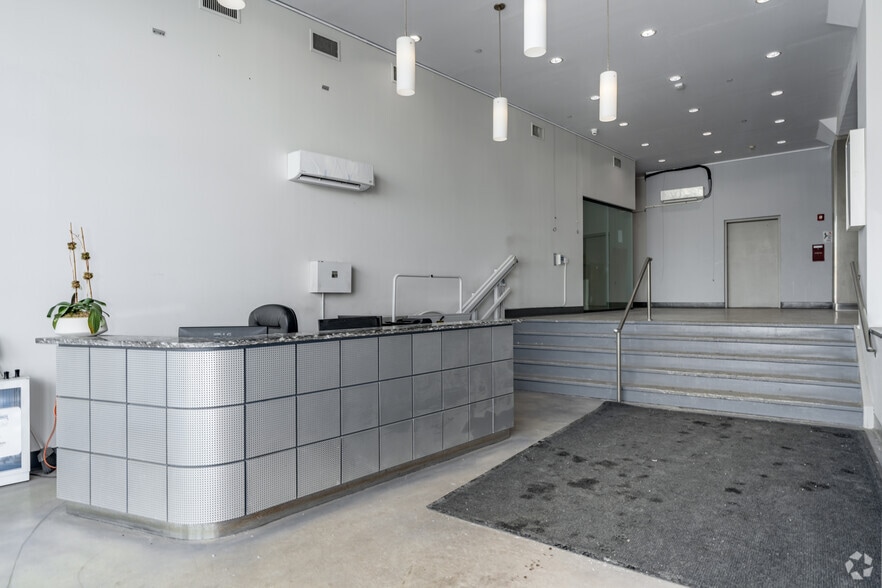 More Photos Of 37-18 Northern Blvd, Long Island City Office For Lease