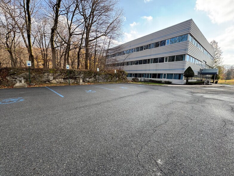 Primary Photo Of 1 Corwin Ct, Newburgh Medical For Lease