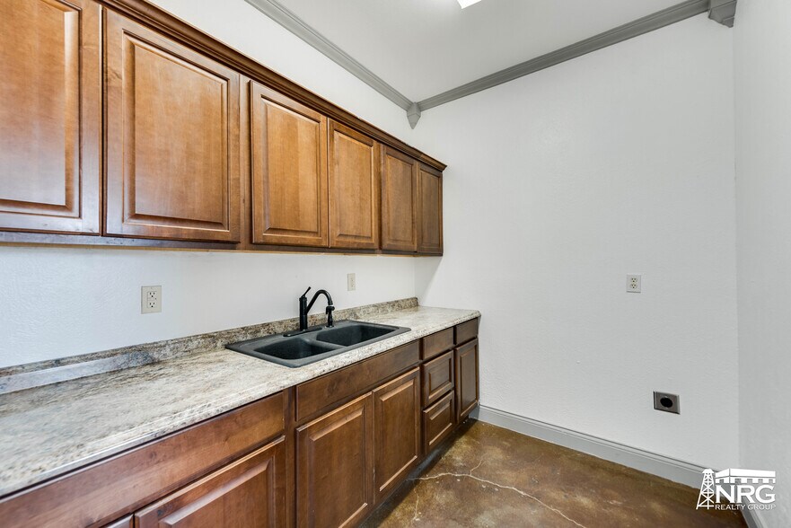 More Photos Of 9507 FM 307, Midland Distribution For Lease
