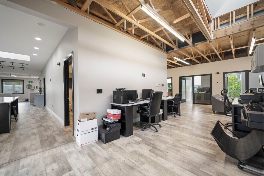 More Photos Of 616 Clay St, Cedar Falls Office For Sale