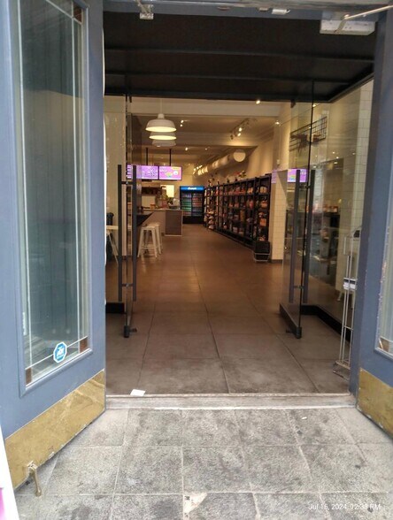 More Photos Of 1120 Rue Saint-Jean, Québec General Retail For Lease