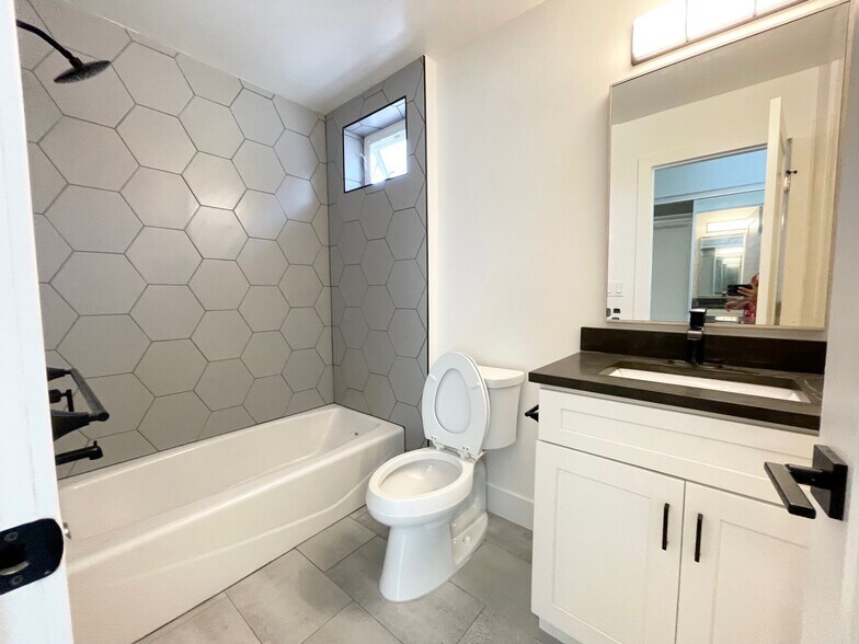 More Photos Of 921-937 Regal Rd, Encinitas Apartments For Sale