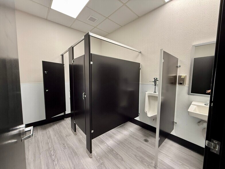 More Photos Of 203 W Delhi, North Las Vegas Warehouse For Lease