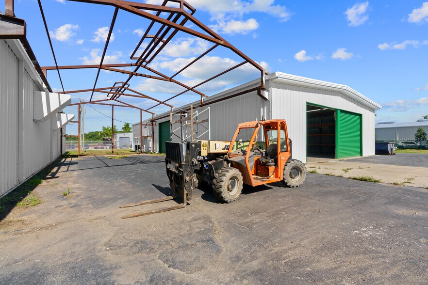 More Photos Of 13595 SE 31st Ave, Summerfield Warehouse For Sale