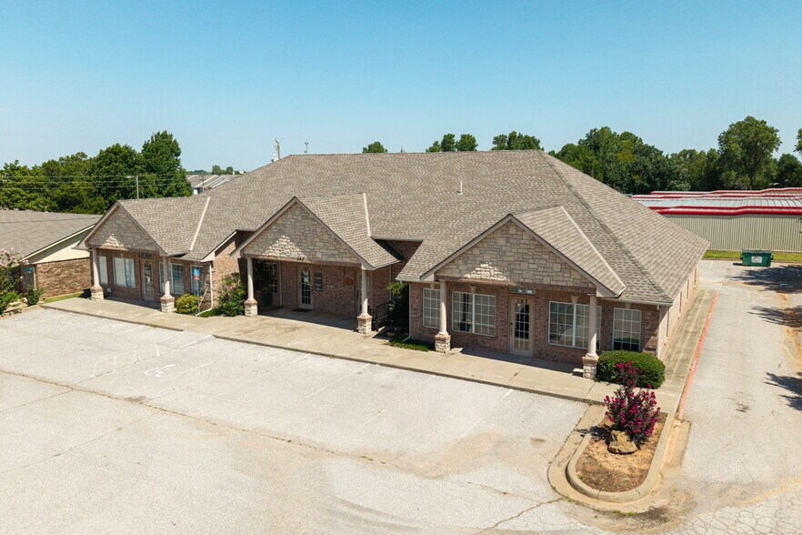 More Photos Of 543 E Ok-152, Mustang Office For Sale