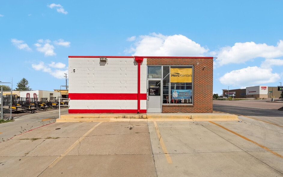 More Photos Of 400 N Circle Dr, Colorado Springs Storefront For Sale
