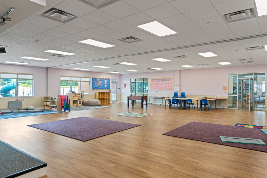 More Photos Of 42525 Tall Cedars Pkwy, Chantilly Schools For Lease