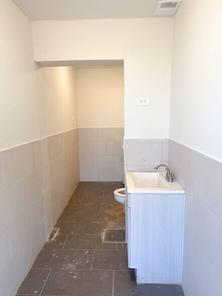 More Photos Of 12007 N I-35 Service Rd, Oklahoma City Service Station For Lease