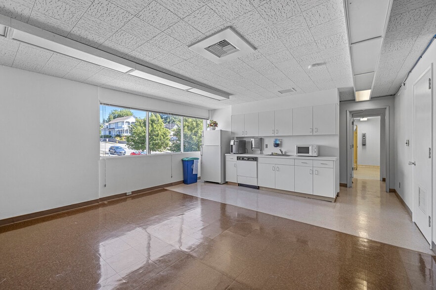 More Photos Of 501 N Olympic Ave, Arlington Bank For Lease