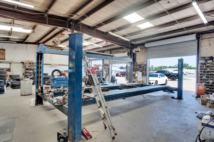 More Photos Of 475 W Commerce St, Fairfield Auto Salvage Facility For Sale