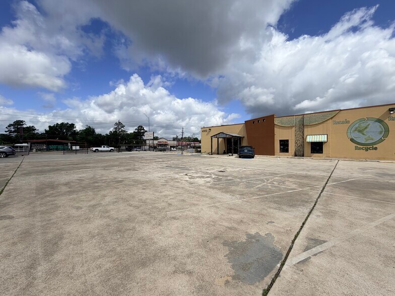More Photos Of 4900 N Shepherd St, Houston General Retail For Lease