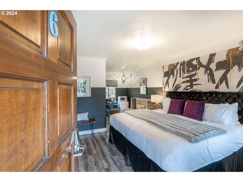 More Photos Of 1175 2nd St SE, Bandon Hotel For Sale