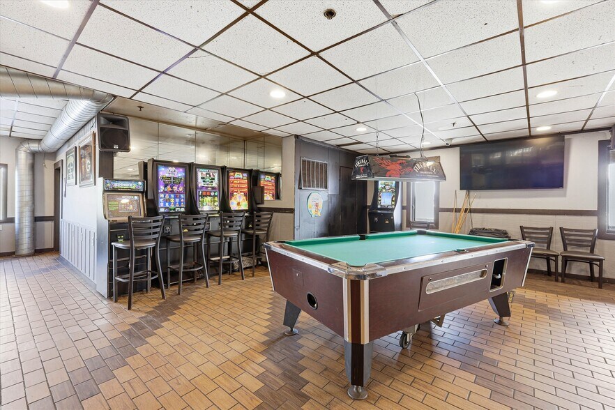 More Photos Of 2107 Velp Ave, Green Bay Freestanding For Sale