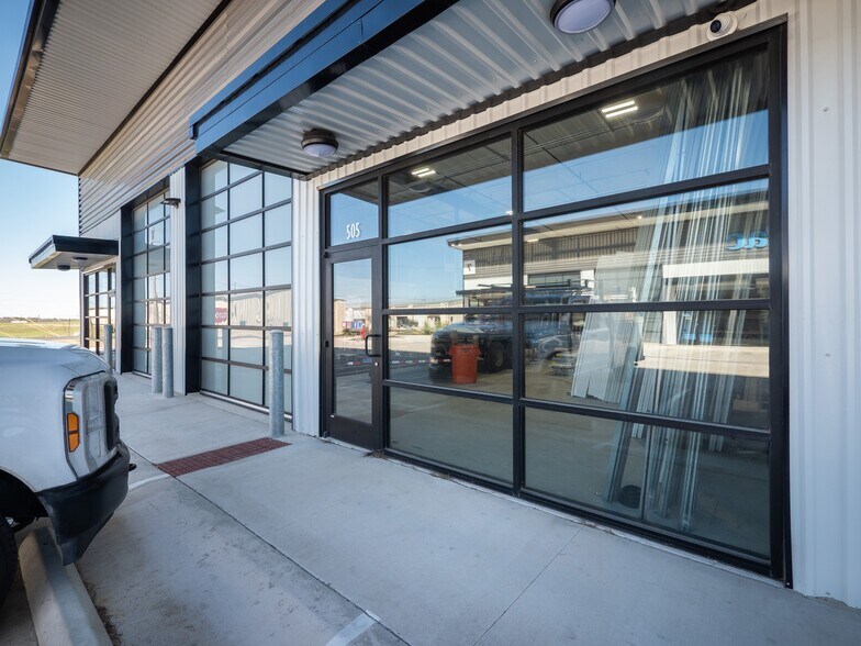 More Photos Of 19832 Panther Dr, Pflugerville Showroom For Lease