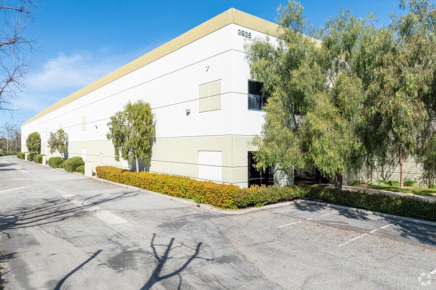 More Photos Of 3935-3949 Heritage Oak Ct, Simi Valley Distribution For Lease