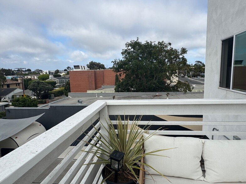 More Photos Of 939 Manhattan Beach Blvd, Manhattan Beach Freestanding For Sale