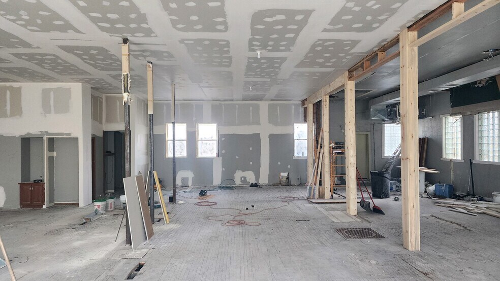 More Photos Of 5966 N Santa Monica Blvd, Whitefish Bay Storefront Retail Office For Sale