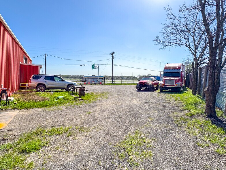 More Photos Of 5305 N Interstate Highway 45, Ennis Manufacturing For Sale