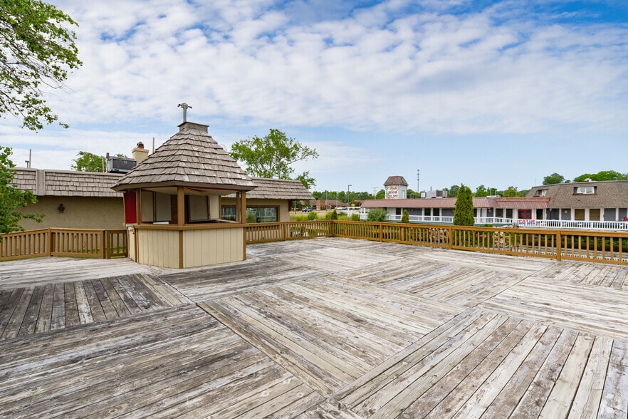 More Photos Of 2006-2024 S Airport Rd W, Traverse City Freestanding For Lease