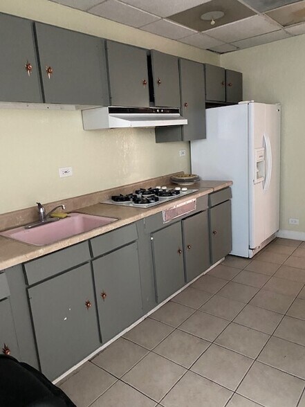More Photos Of 1717 Howard St, Evanston General Retail For Sale