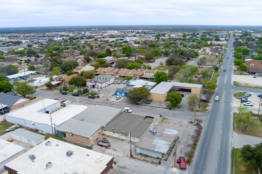 More Photos Of 102 Fletcher Dr, Del Rio General Retail For Sale