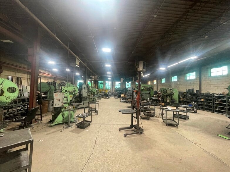More Photos Of 5504 N Northwest Hwy, Chicago Manufacturing For Sale