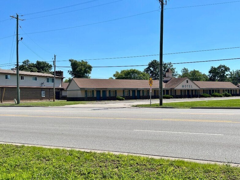 More Photos Of 1560 E 10th St, Jeffersonville Hotel For Sale