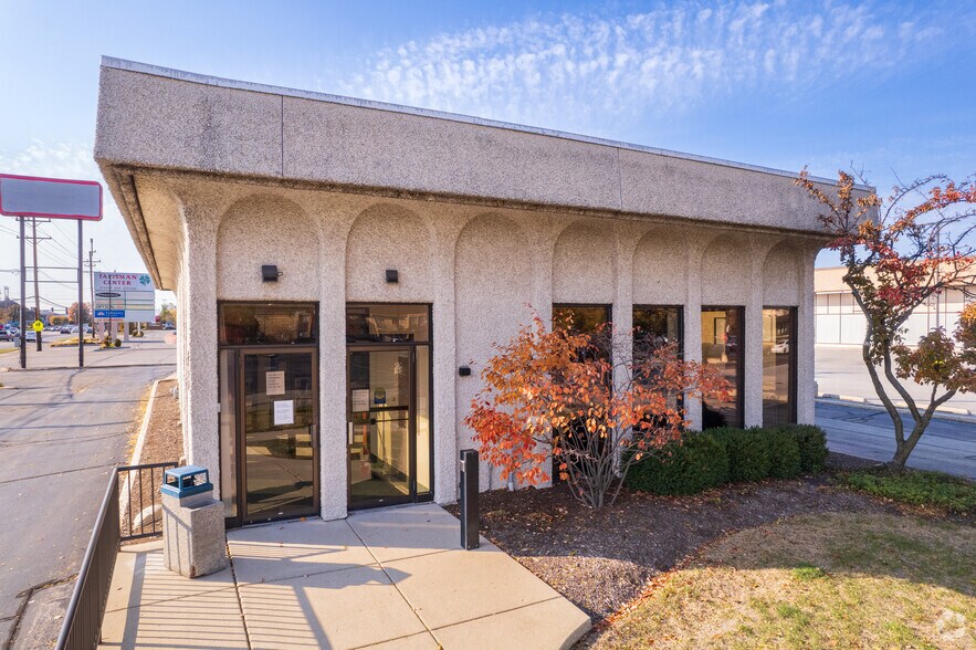 More Photos Of 2640 Golf Rd, Glenview Unknown For Lease
