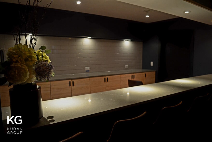 More Photos Of 819 W Fulton St, Chicago General Retail For Sale