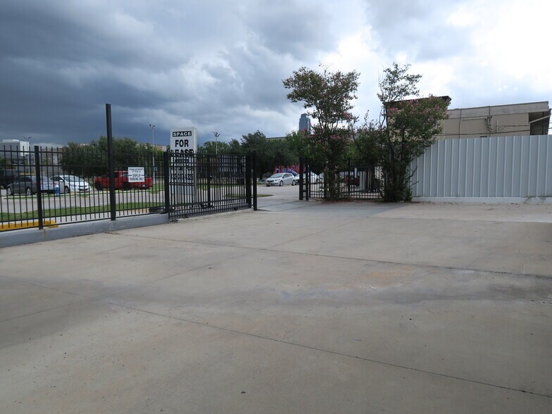 More Photos Of 5707 Schumacher Ln, Houston Auto Dealership For Lease