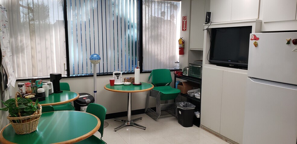 More Photos Of 7033 Owensmouth Ave, Canoga Park Office For Lease