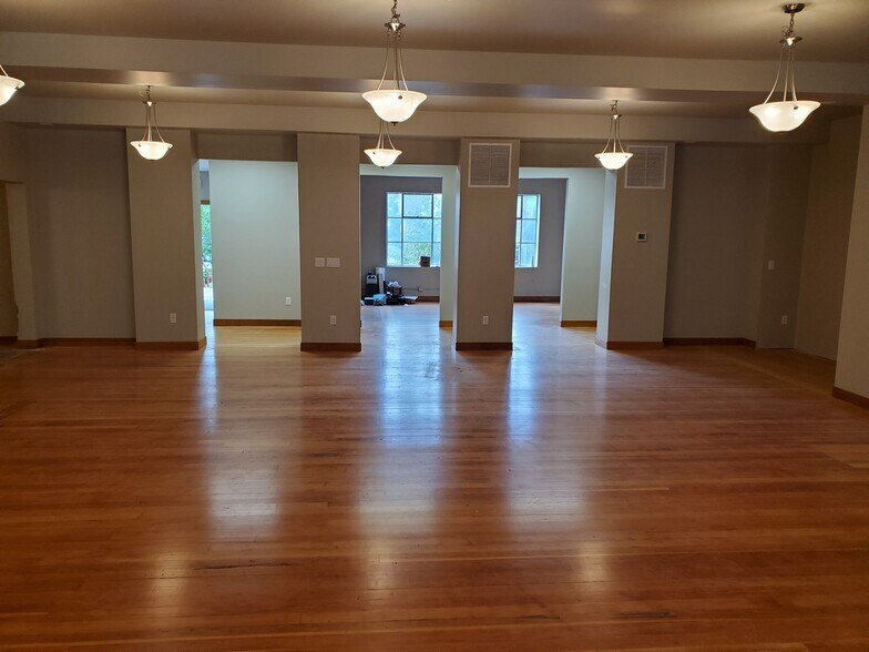 More Photos Of 515 E Yakima Ave, Yakima General Retail For Sale