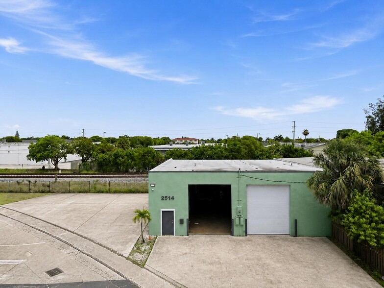 More Photos Of 2514 Park St, Lake Worth Warehouse For Lease