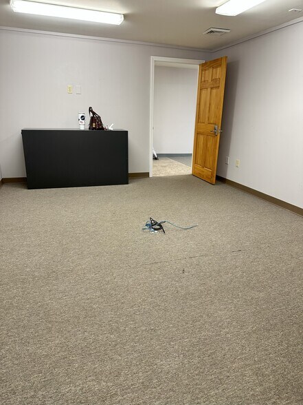 More Photos Of 45 Church St, Gardiner Light Distribution For Lease