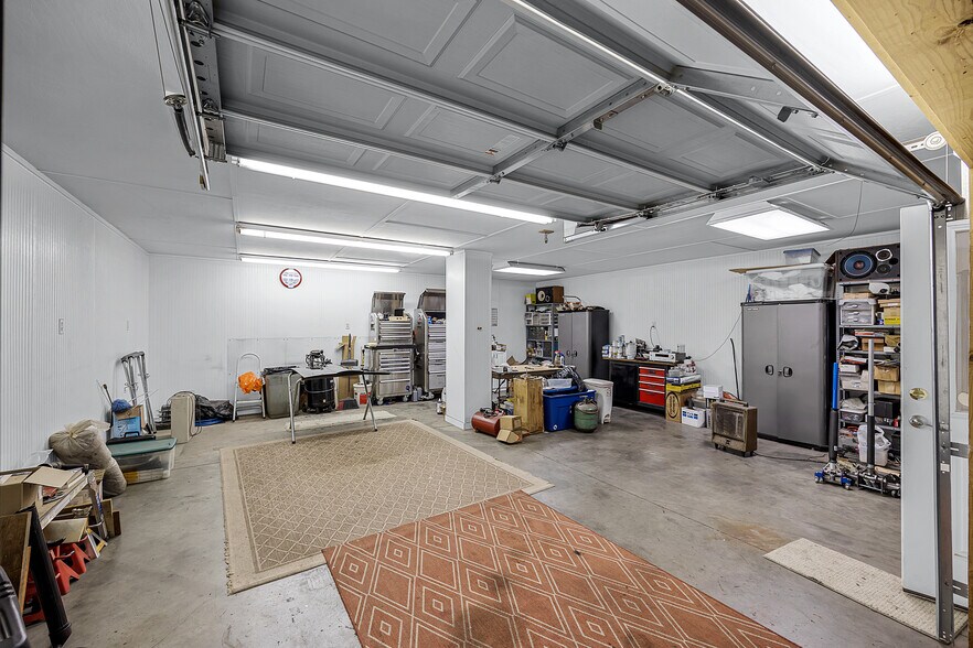 More Photos Of 39 N Madison Dr, Humboldt Showroom For Sale