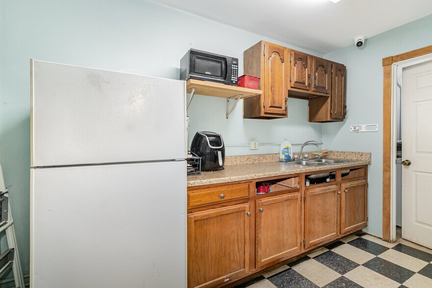 More Photos Of 2412 Midland Rd, Saginaw Service For Sale