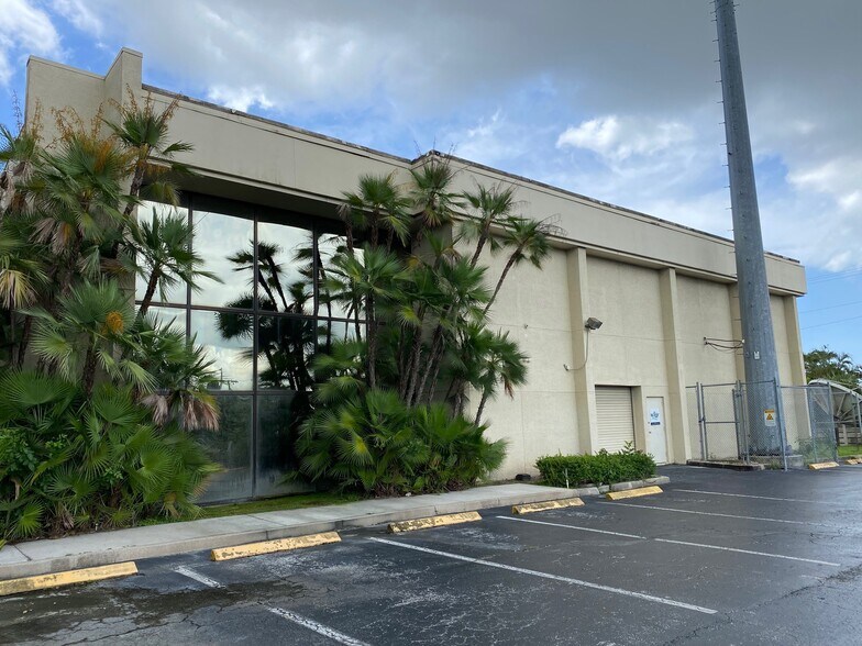 More Photos Of 4119 Blue Heron Blvd W, Riviera Beach Office For Sale