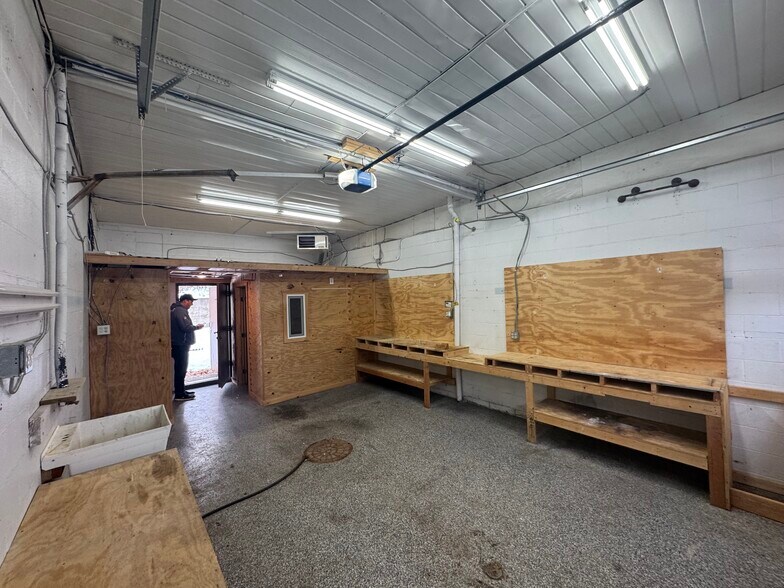 More Photos Of 11 Front St, Springfield Auto Repair For Lease