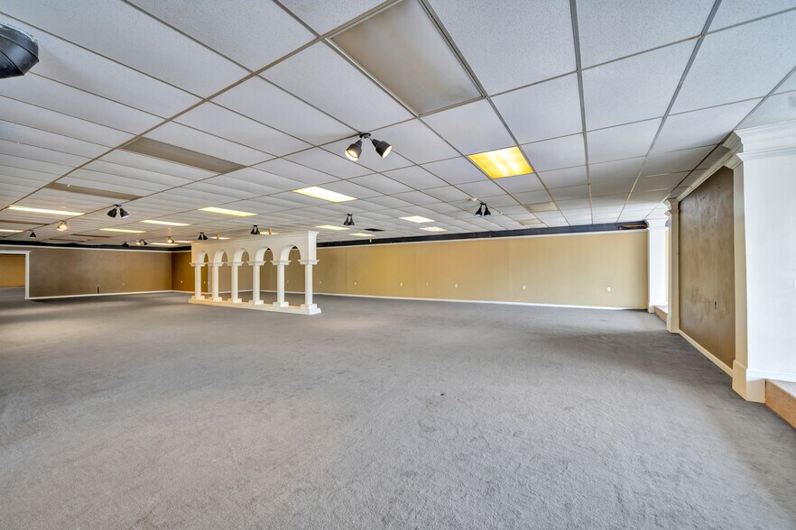 More Photos Of 10509 Dixie Hwy, Louisville Freestanding For Lease