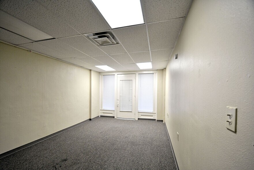 More Photos Of 109-111 N River St, Seguin Office For Sale