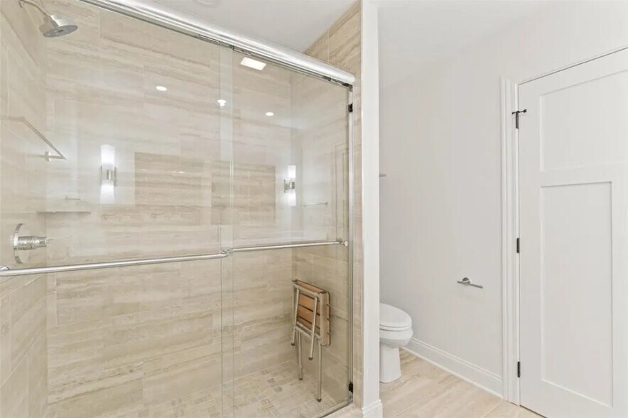 More Photos Of 1805 S 8th Ave E, Newton Specialty For Sale