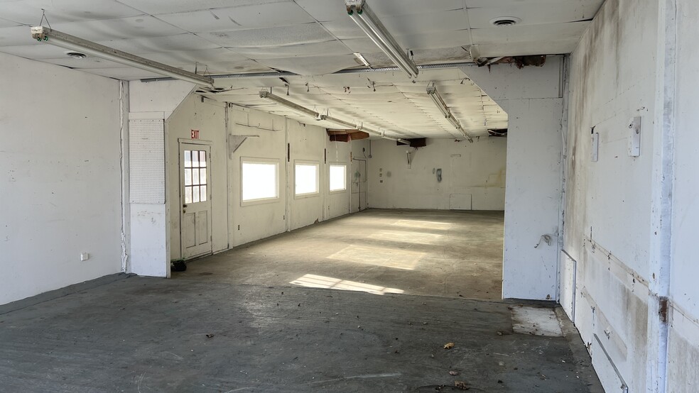 More Photos Of 96 Lombard Ave, West Barnstable Manufacturing For Lease