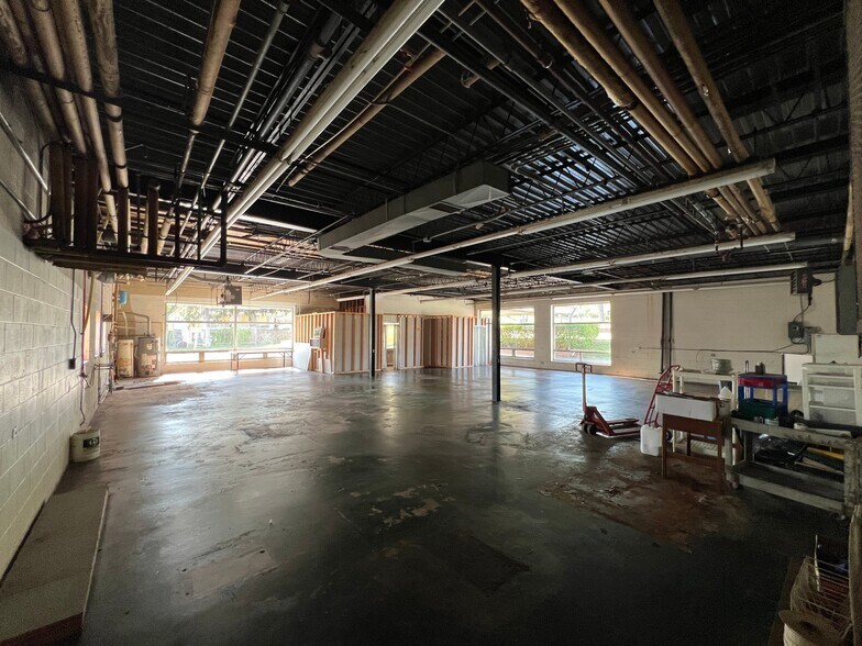 More Photos Of 166 N Logan St, Marion General Retail For Sale